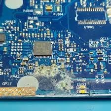 placa-madre-danada-por-humedad-en-quito